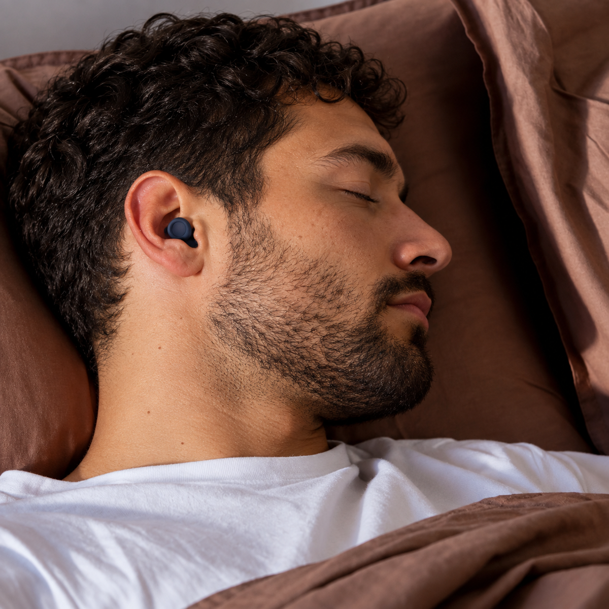 Homem dormindo usando o protetor auricular Para dormir