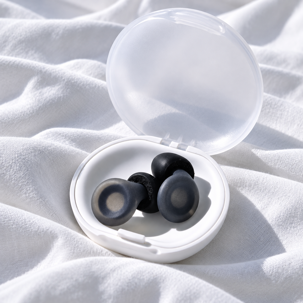 Protetores auriculares Para dormir no estojo sobre lençol branco