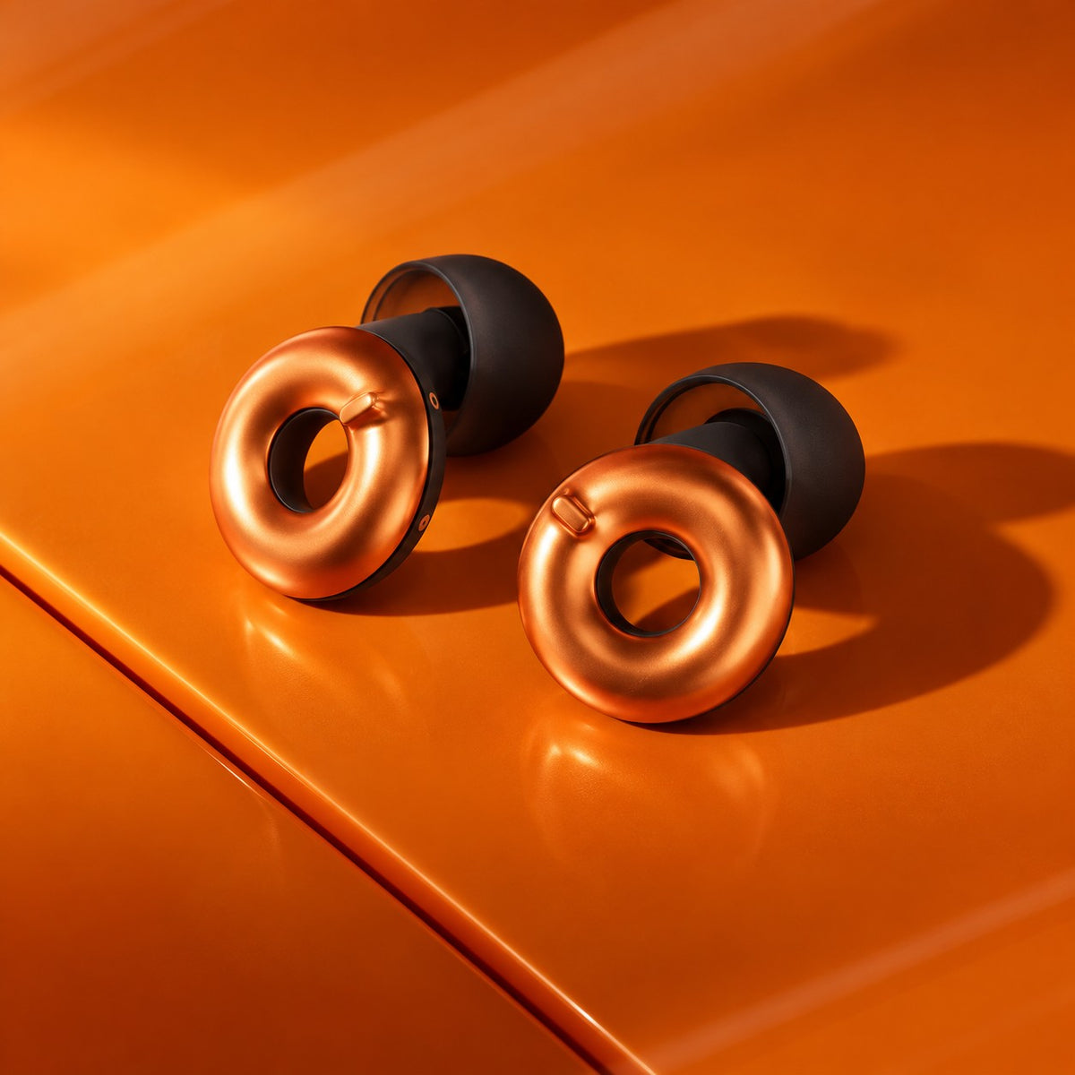 McLaren Racing x Loop Switch™ 2 sobre superfície laranja