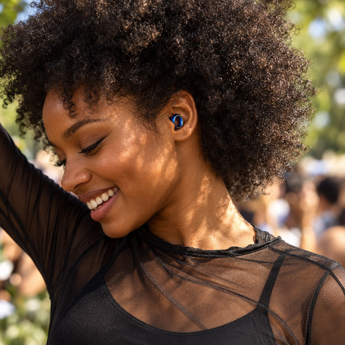 Mulher usando o Tomorrowland x Loop Experience™ 2 em um festival